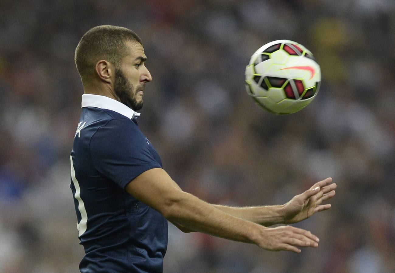 Benzema controla el balón.