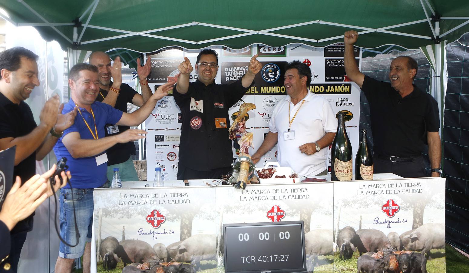 Gregorio Pérez bate el récord de cortar jamón durante las fiestas de Valladolid