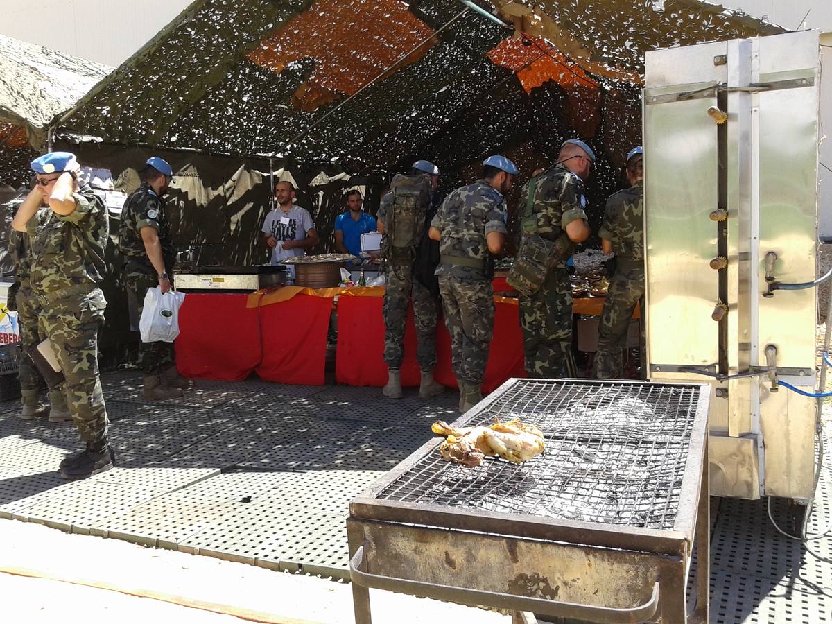 Mercadillo dominical en la base de Marjayoun (Líbano)