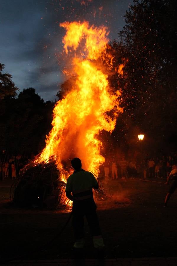 Desfile de peñas en las fiestas de Simancas. Valladolid