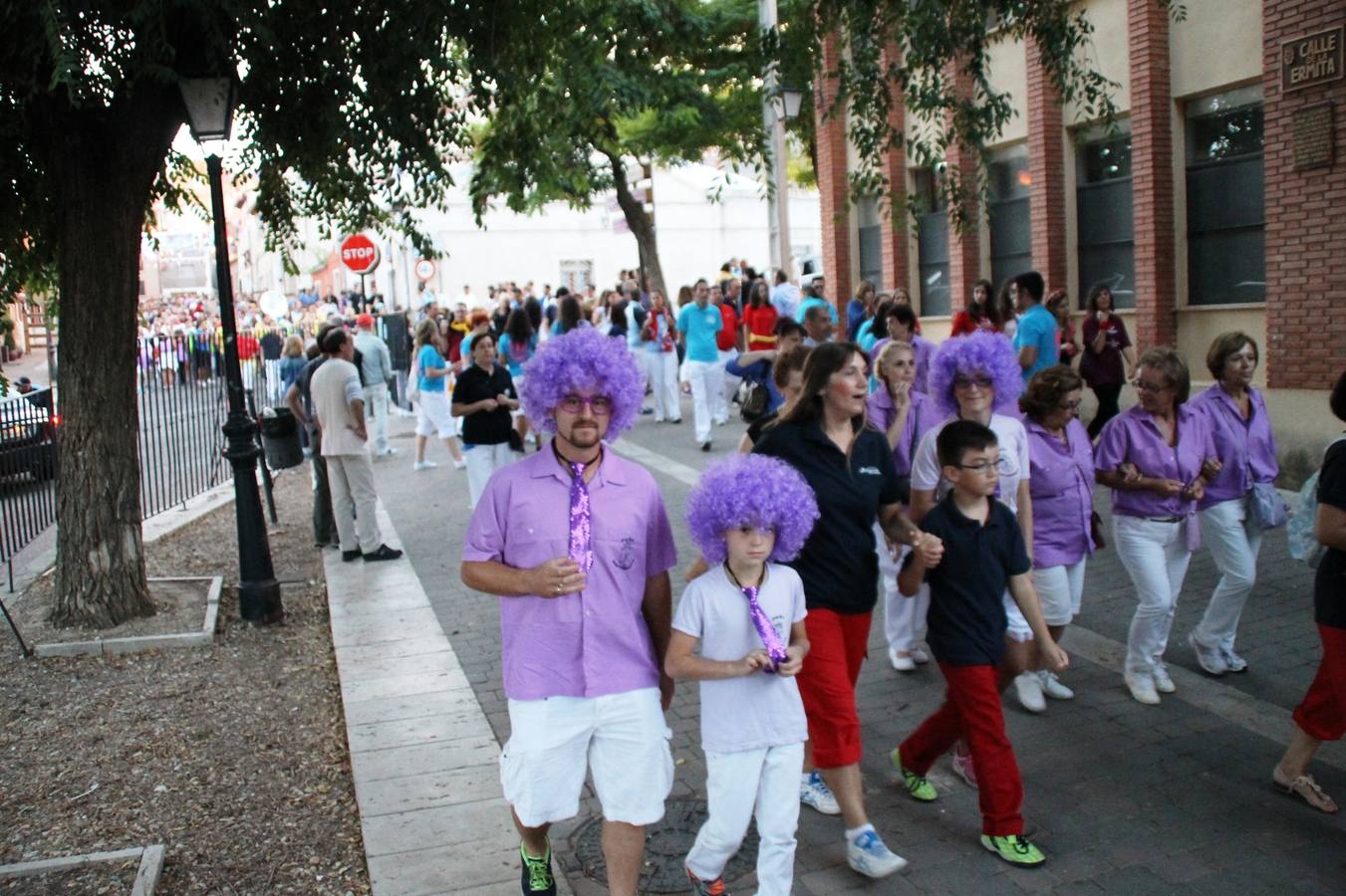 Desfile de peñas en las fiestas de Simancas. Valladolid