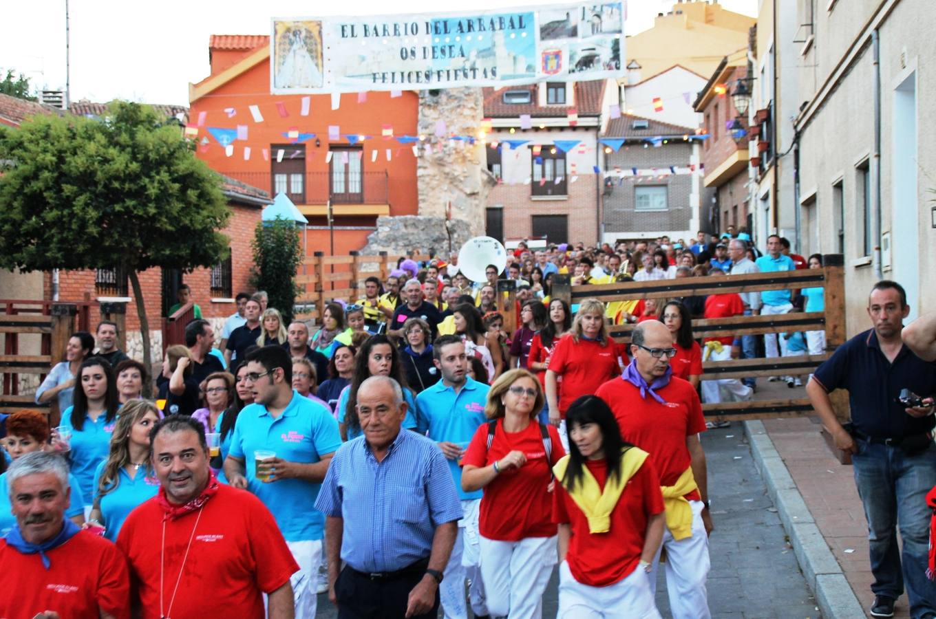 Desfile de peñas en las fiestas de Simancas. Valladolid