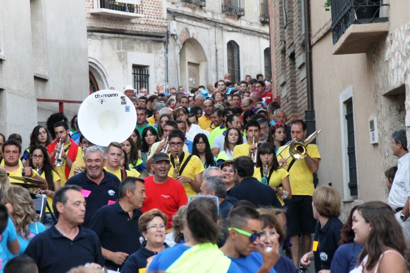 Desfile de peñas en las fiestas de Simancas. Valladolid