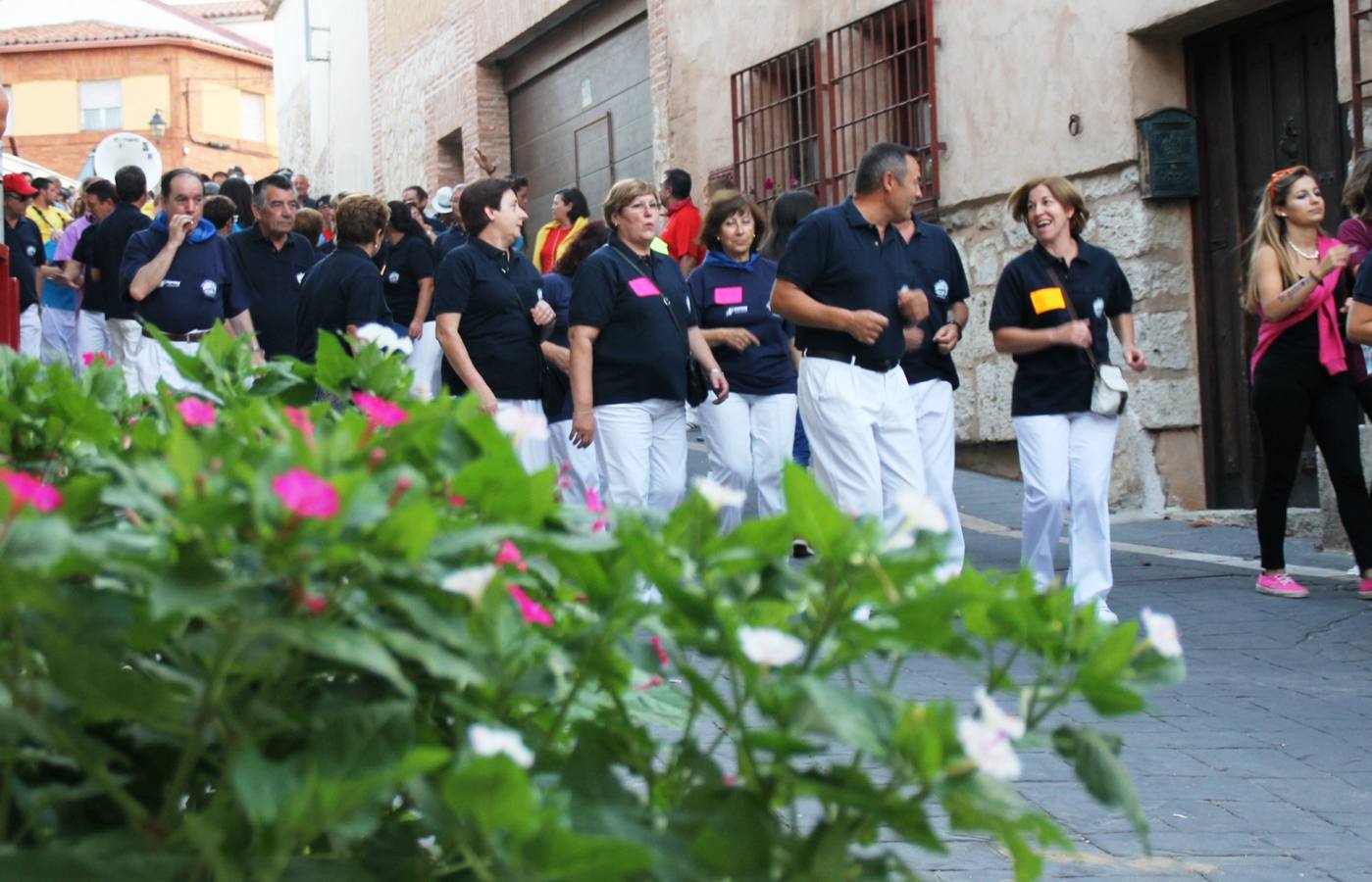 Desfile de peñas en las fiestas de Simancas. Valladolid