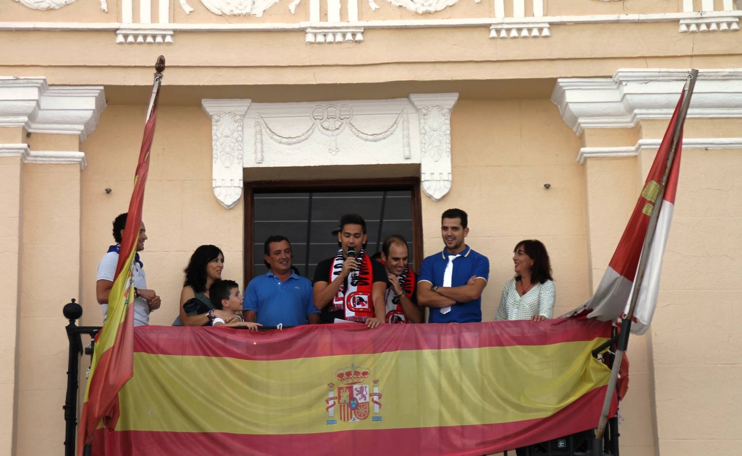 Desfile de peñas en las fiestas de Simancas. Valladolid