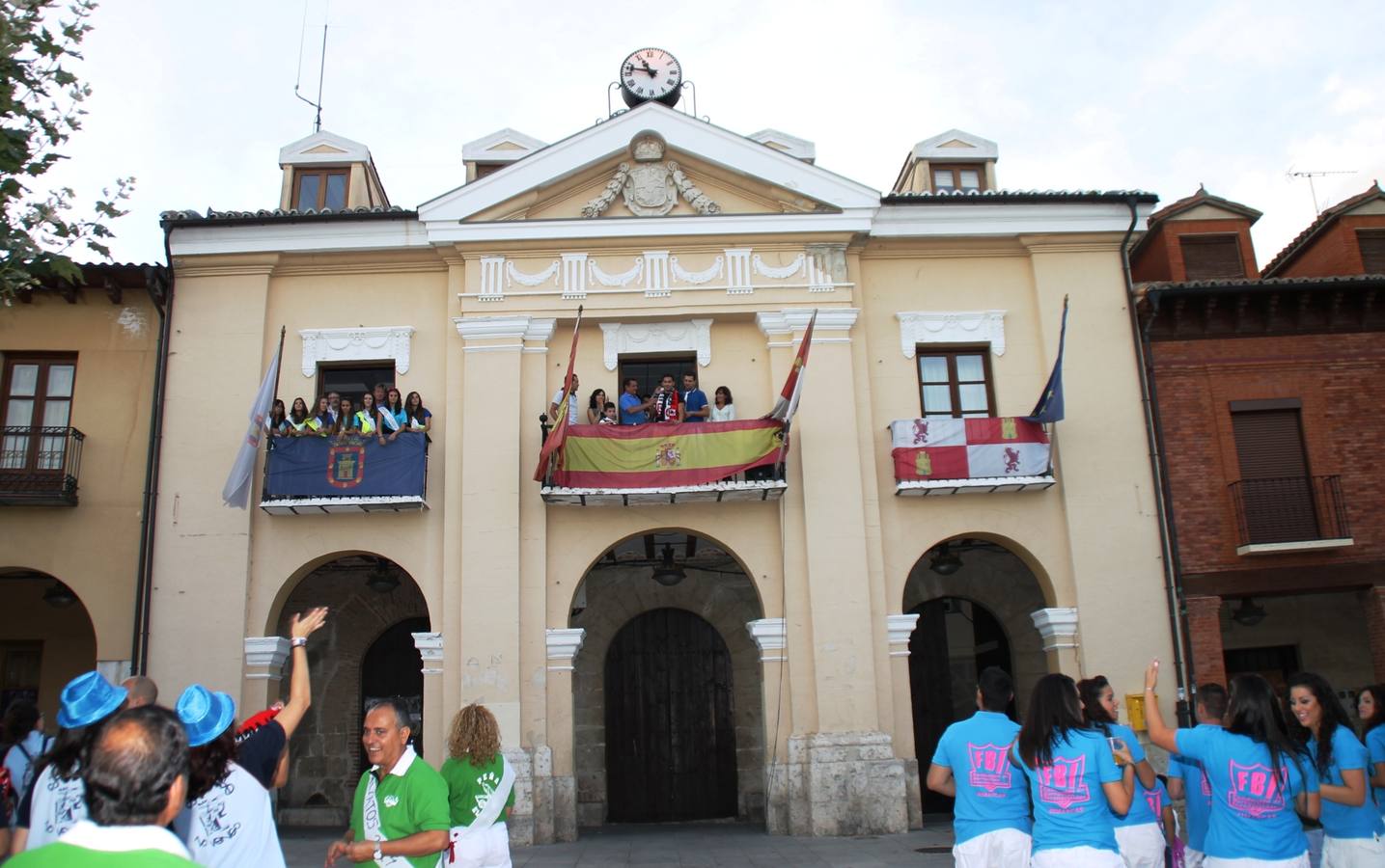 Desfile de peñas en las fiestas de Simancas. Valladolid