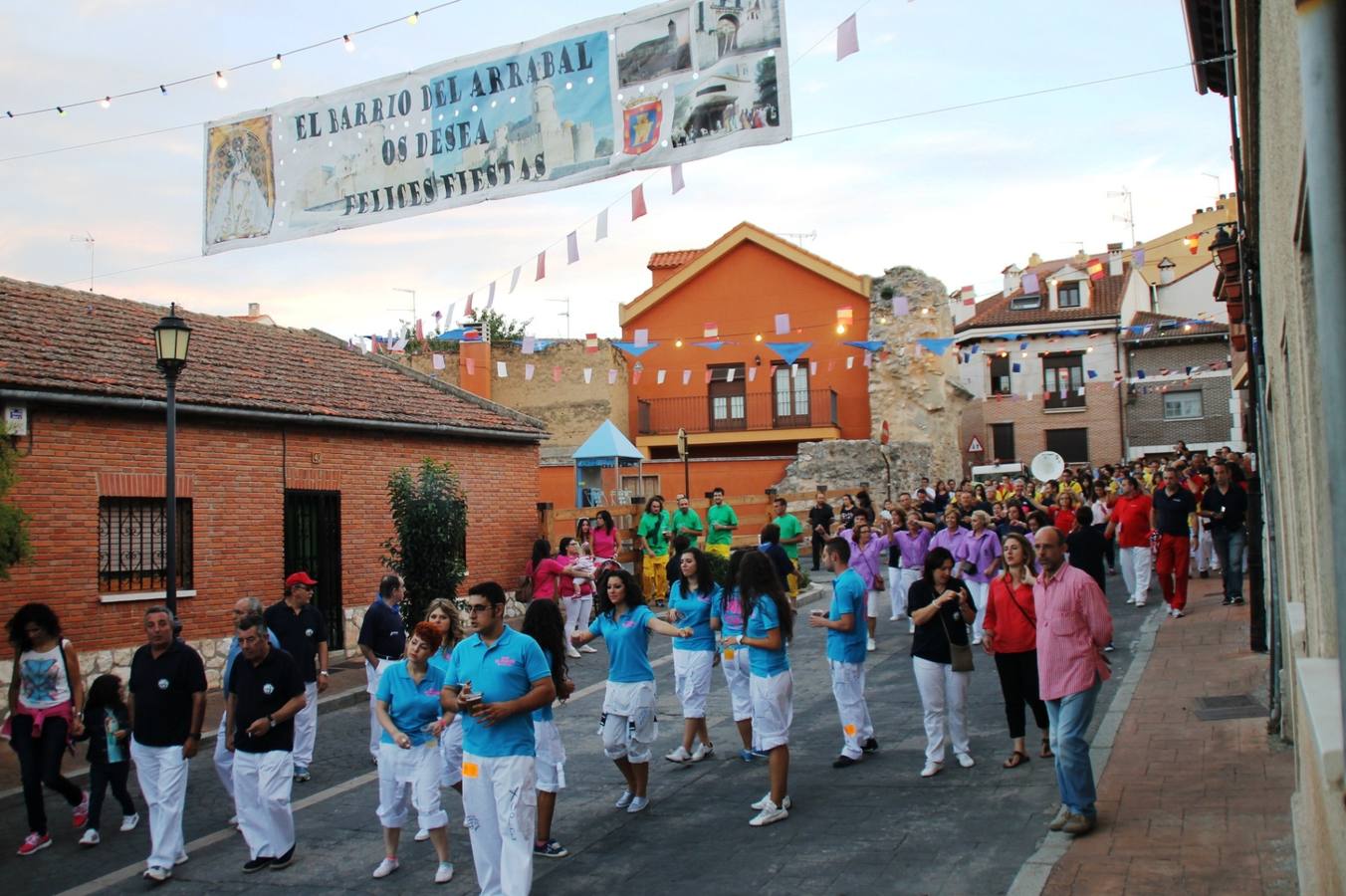 Desfile de peñas en las fiestas de Simancas. Valladolid