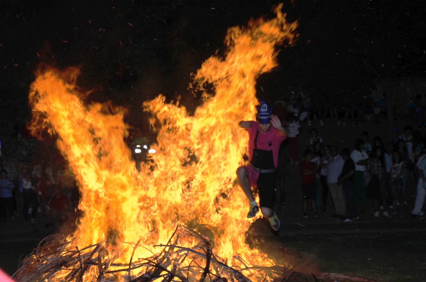 Desfile de peñas en las fiestas de Simancas. Valladolid