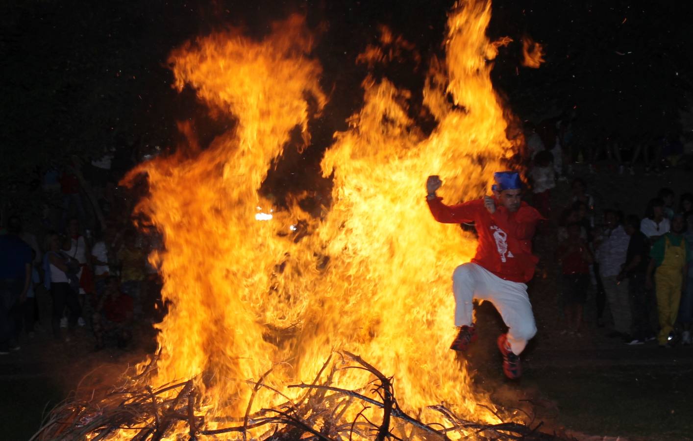 Desfile de peñas en las fiestas de Simancas. Valladolid