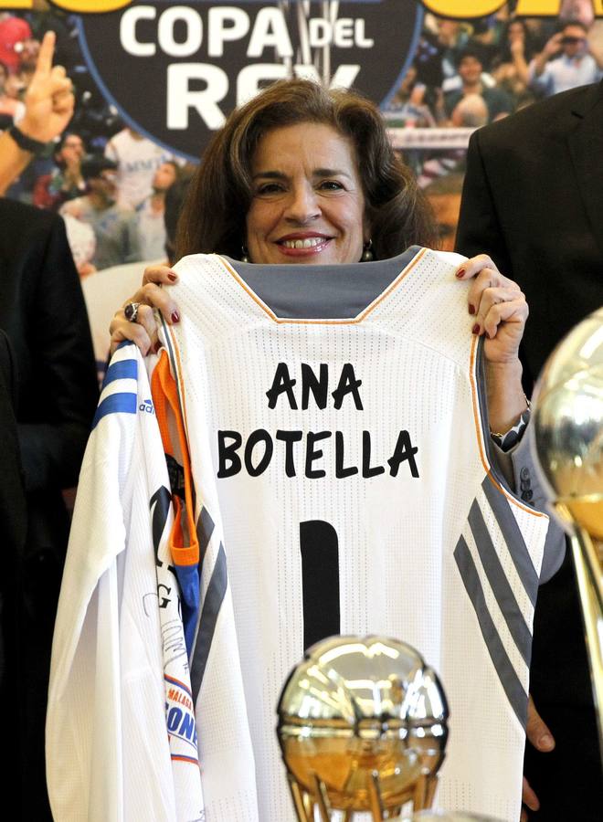 Ana Botella posa con la camiseta del Real Madrid de baloncesto, después de que el club se proclamase campeón de la Copa del Rey 2014.