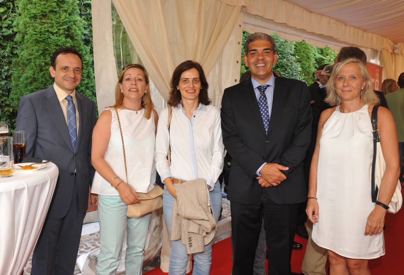 Javier Escribano, Yolanda Solla y Laura Martín, de El Norte, con Alberto Ferreras, directivo de Telefónica, y Ana Alonso, secretaria de dirección del periódico.