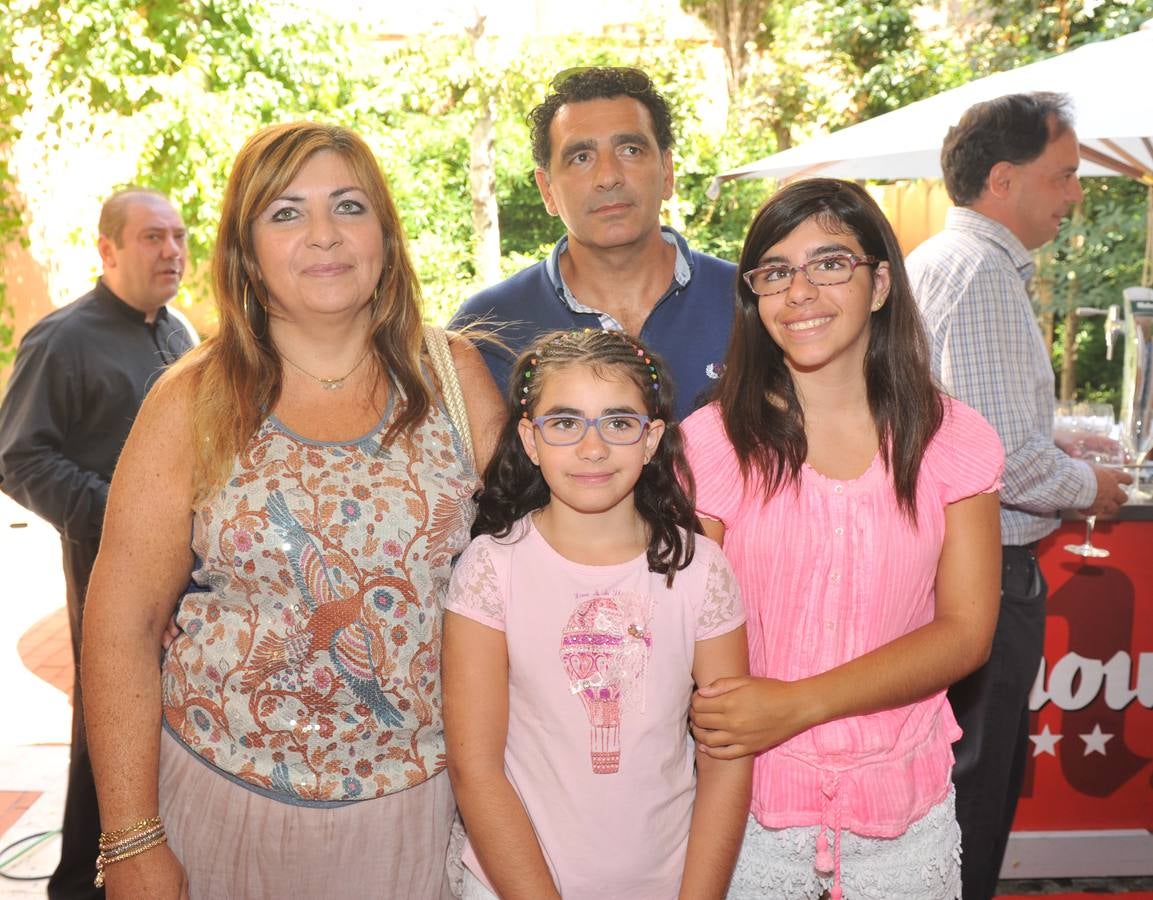 María Ángeles Sanz y César González, de la empresa Merkamueble, con sus hijas Sara y Marta.