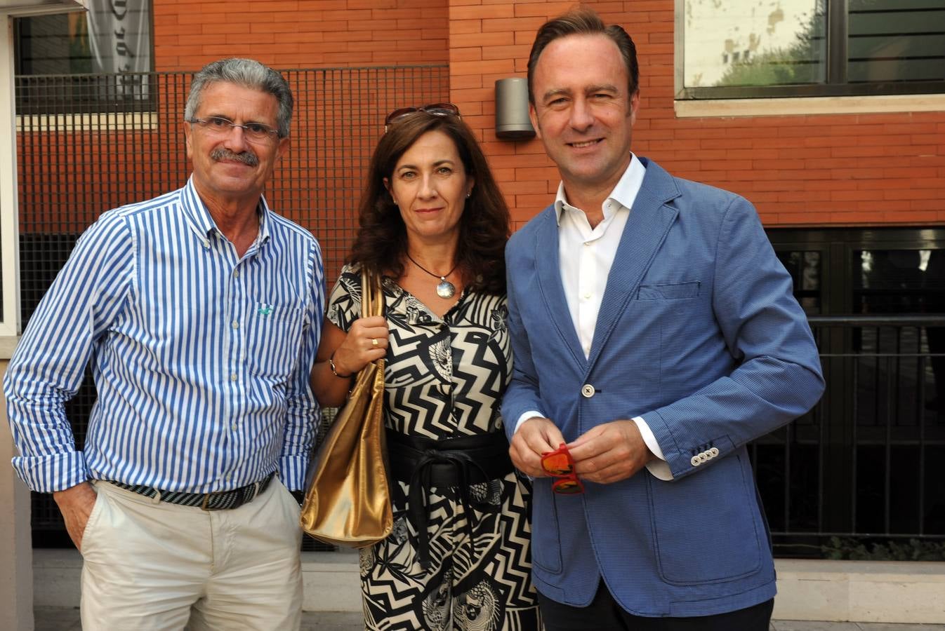 El concejal del Ayuntamiento de Valladolid Manuel Sánchez con Rebeca Marín y Marcos Yllera, de Bodegas Yllera.