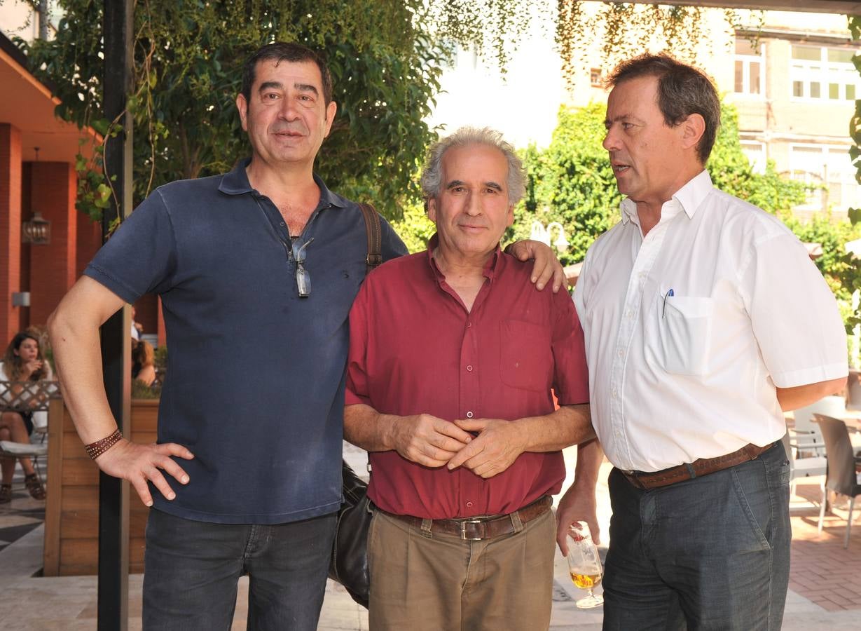 Antonio Rodríguez (Café Compás), el ceramista Daniel Serna y Fernando Bravo, periodista de El Norte de Castilla.