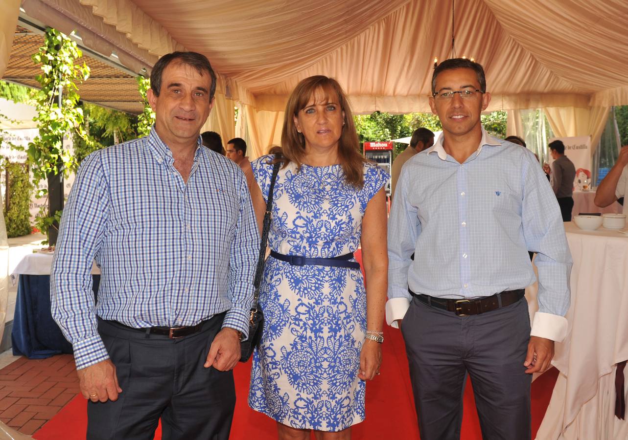 El teniente coronel de la Guardia Civil y jefe de la Comandancia, Juan Miguel Recio, con Sabina Lombraña, y el comandante de la Benemérita Roberto Ferrero.