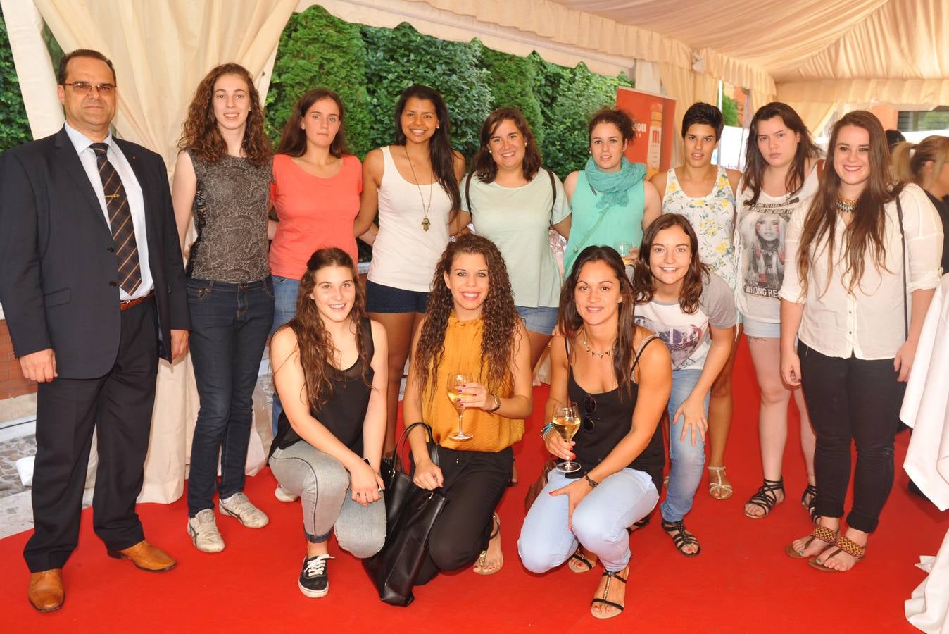 El presidente del equipo de balonmano Aula Cultural, Cayetano Cifuentes, llevó a estas campeonas al aperitivo del decano de la prensa.