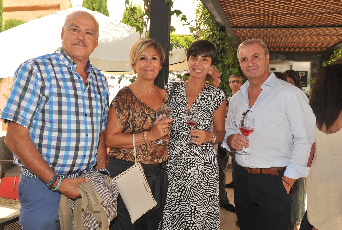 Paco Peláez, Pilar Díez, Mercedes González y José Luis Juánez tomaron un vino juntos.