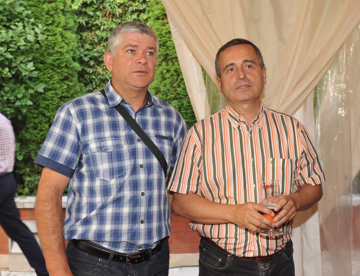 El maquetista de El Norte de Castilla José Cuenca con el redactor del diario Jorge Moreno.