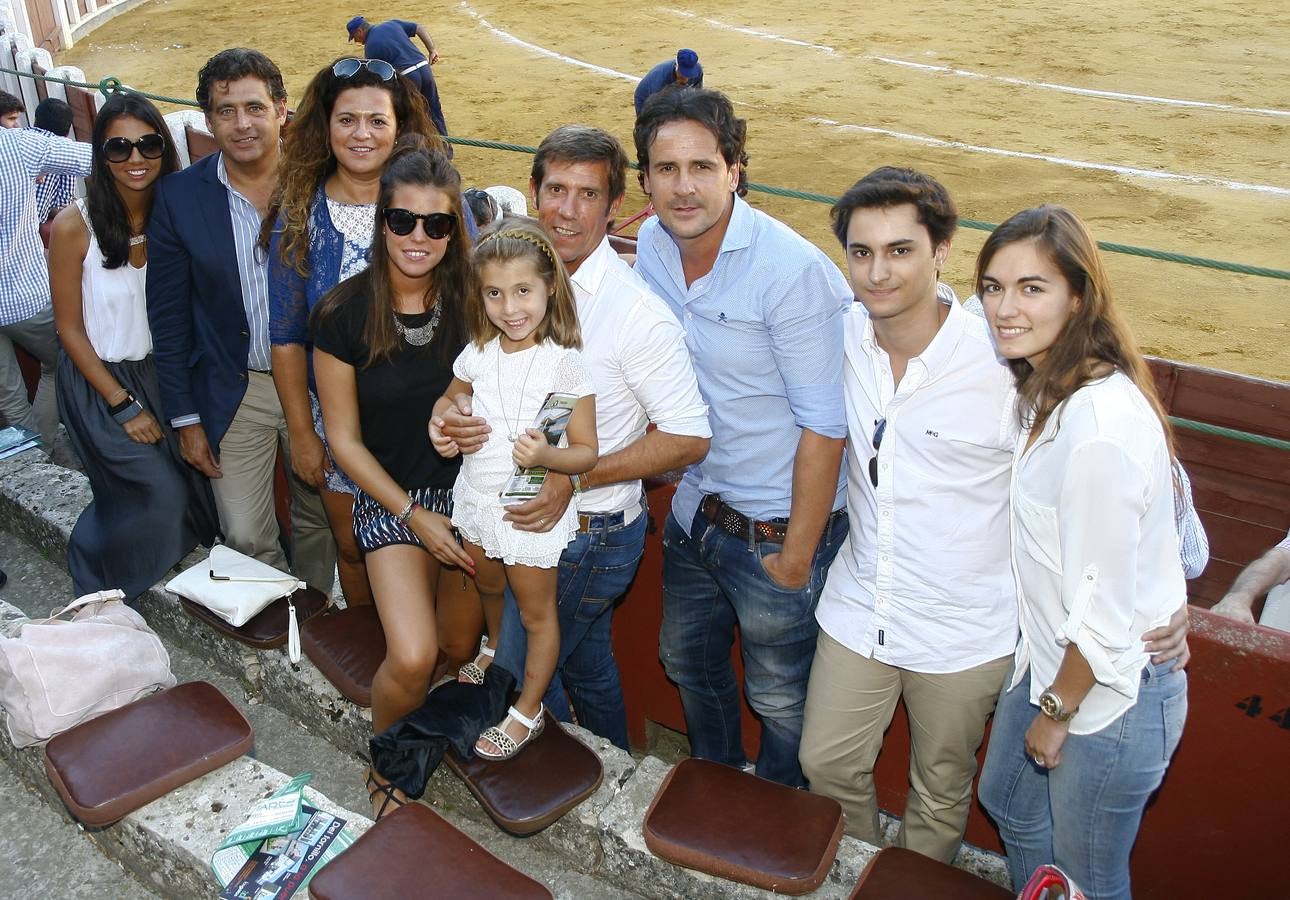 María Martínez, John Isola, Rocío Corrales, Patricia Sánchez Moro, Estrella Moro, el bodeguero Javier Moro, el ex futbolista y cantante José Antonio García Calvo, Gonzalo Pérez y Carlota Moro.