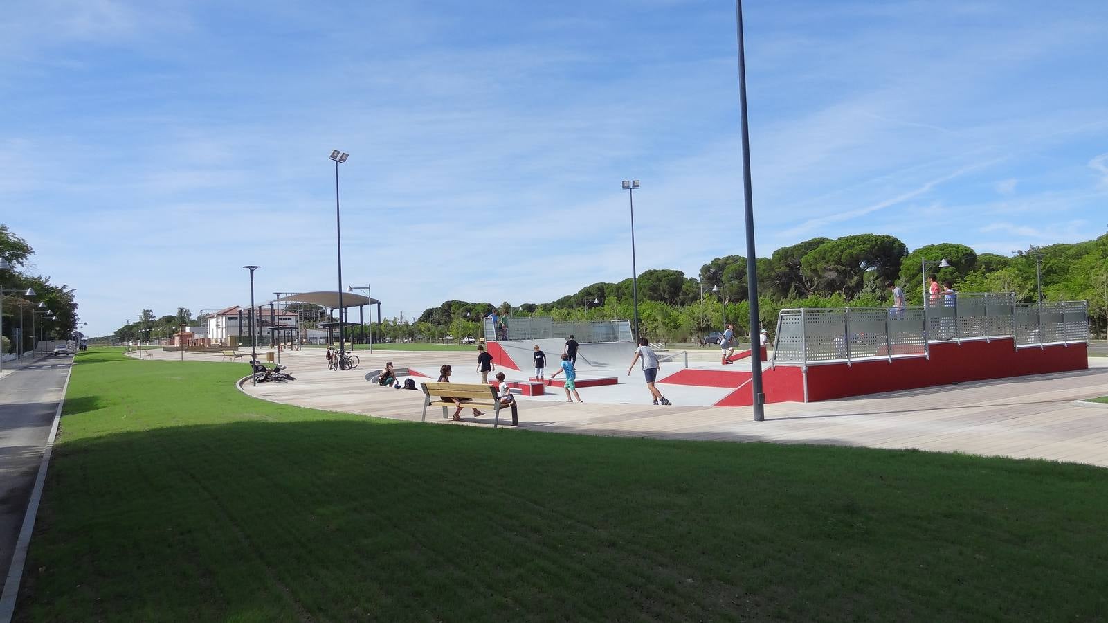 Nuevo paseo en el Pinar de Antequera contruido en los terrenos liberados del tren