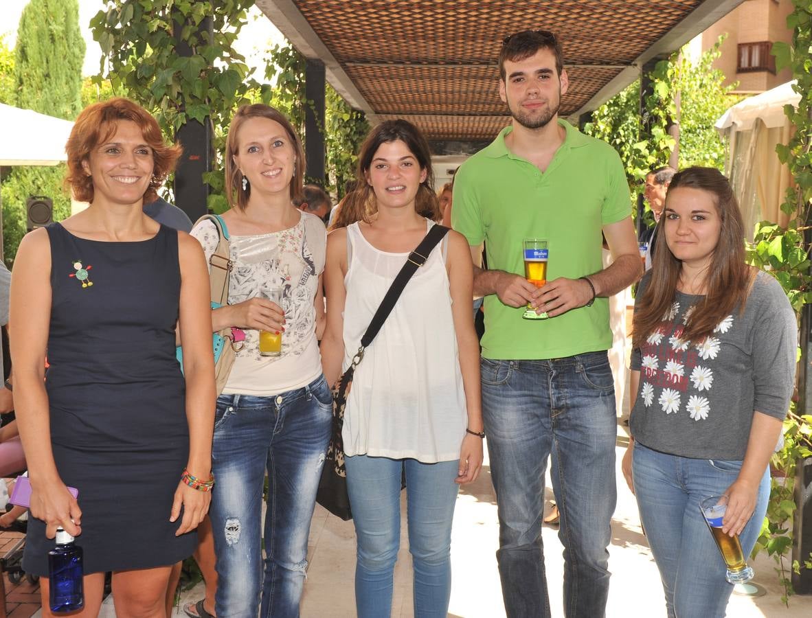 La jefa de Castilla y León de El Norte, Sonia Andrino, con los becarios Rebeca Pasalodos, María Sáez, Pablo Hierro y Elena González.