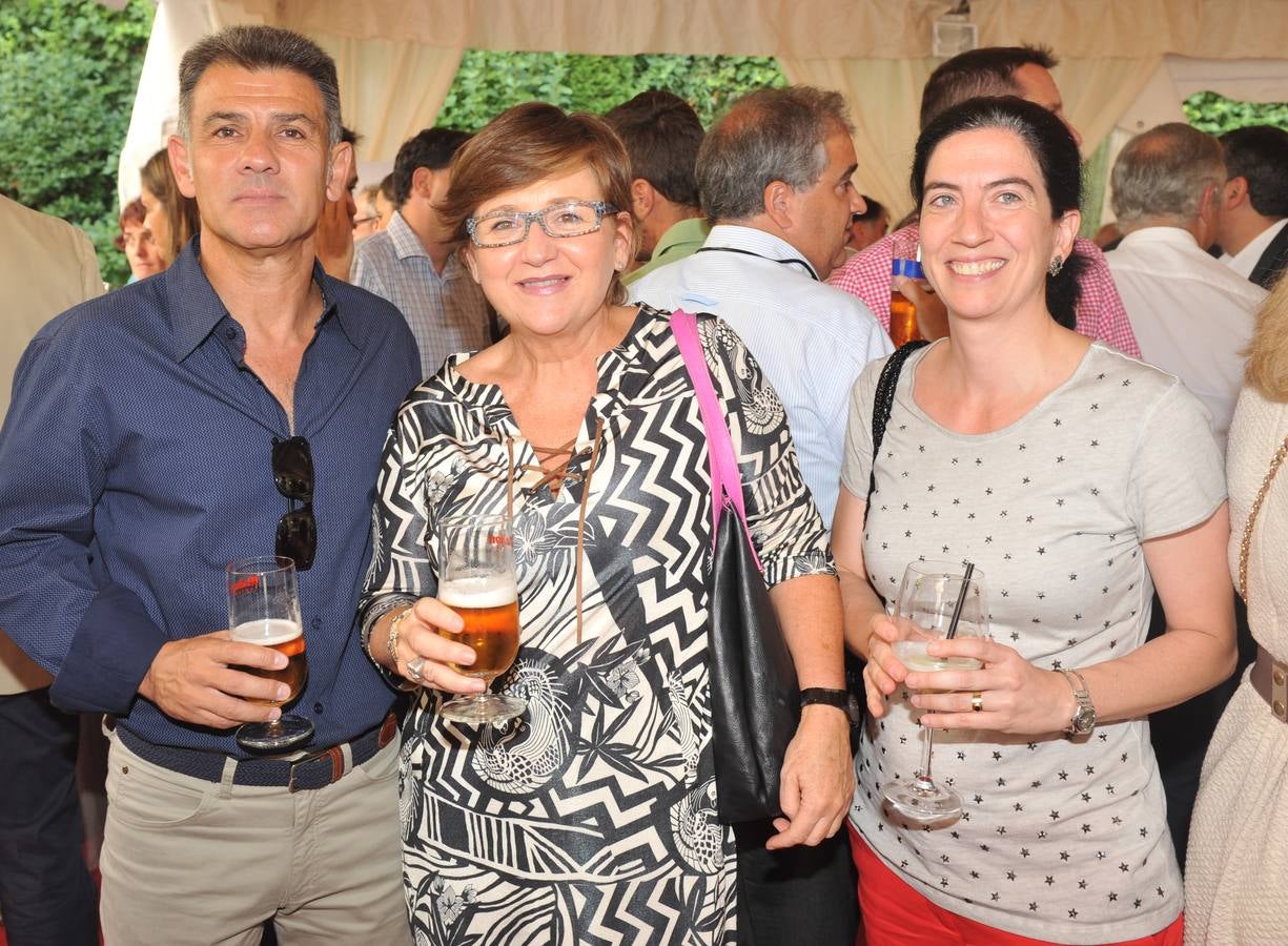 Enrique Ortega (Parque Sport), Luisa Lobete (Asociación contra el Cáncer) y Alicia Zaparain (Escuela de Diseño ESI).