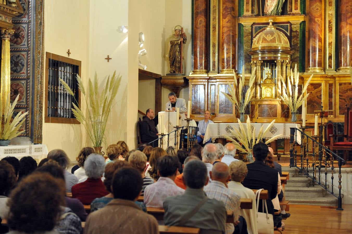 Los poetas Luis Alberto de Cuenca, Carlos Aganzo y José María Muñoz Quirós glosan a Santa Teresa de Jesús y San Juan de la Cruz en el convento Carmelita de Medina del Campo