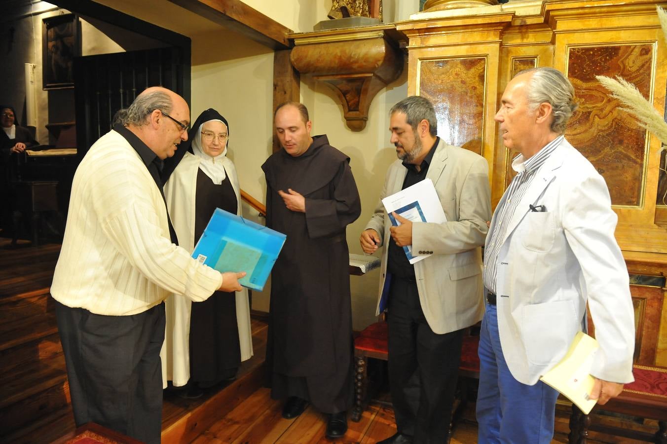 Los poetas Luis Alberto de Cuenca, Carlos Aganzo y José María Muñoz Quirós glosan a Santa Teresa de Jesús y San Juan de la Cruz en el convento Carmelita de Medina del Campo