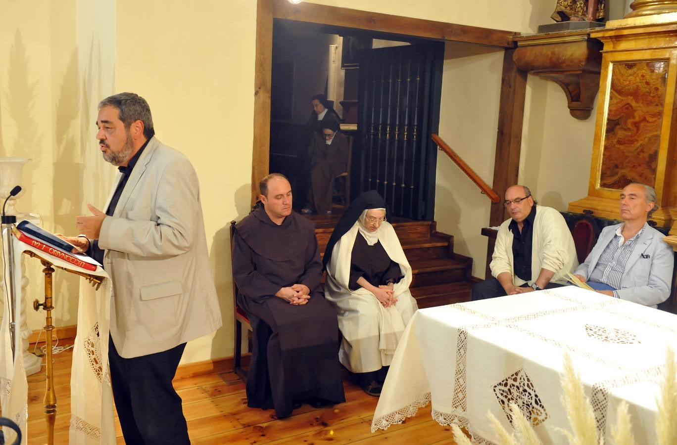 Los poetas Luis Alberto de Cuenca, Carlos Aganzo y José María Muñoz Quirós glosan a Santa Teresa de Jesús y San Juan de la Cruz en el convento Carmelita de Medina del Campo