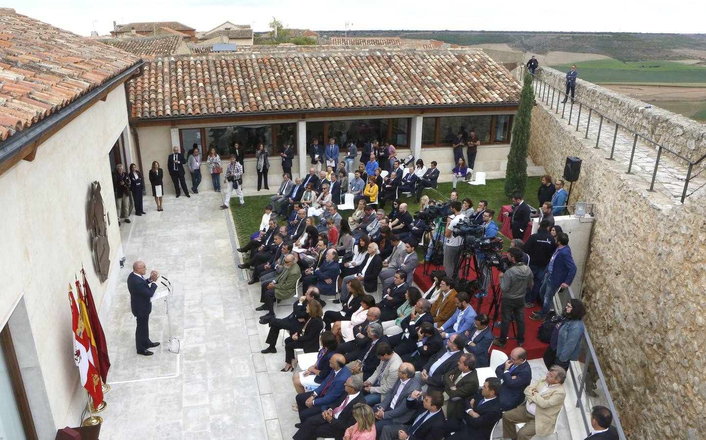 Inauguración del Patio El Norte de Castilla del Centro e-LEA Miguel Delibes de la Villa del Libro de Urueña (1/2)