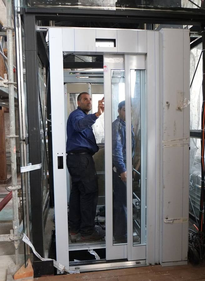 Visita a las obras del ascensor de la torre de la catedral de Valladolid