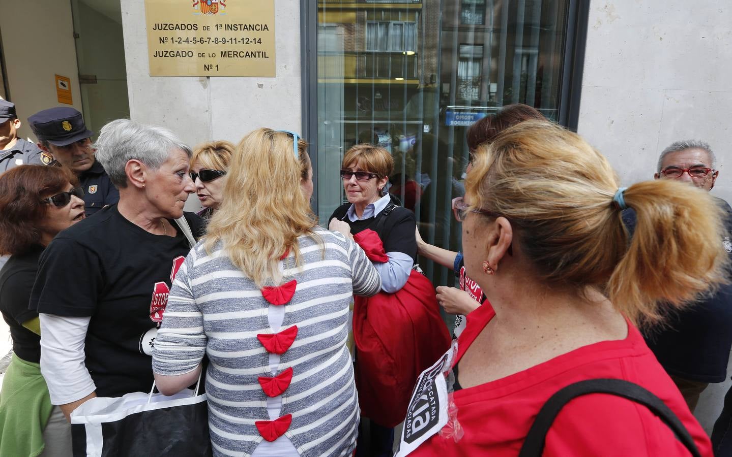 Stop Desahucios paraliza la subasta de una pensionista de Delicias