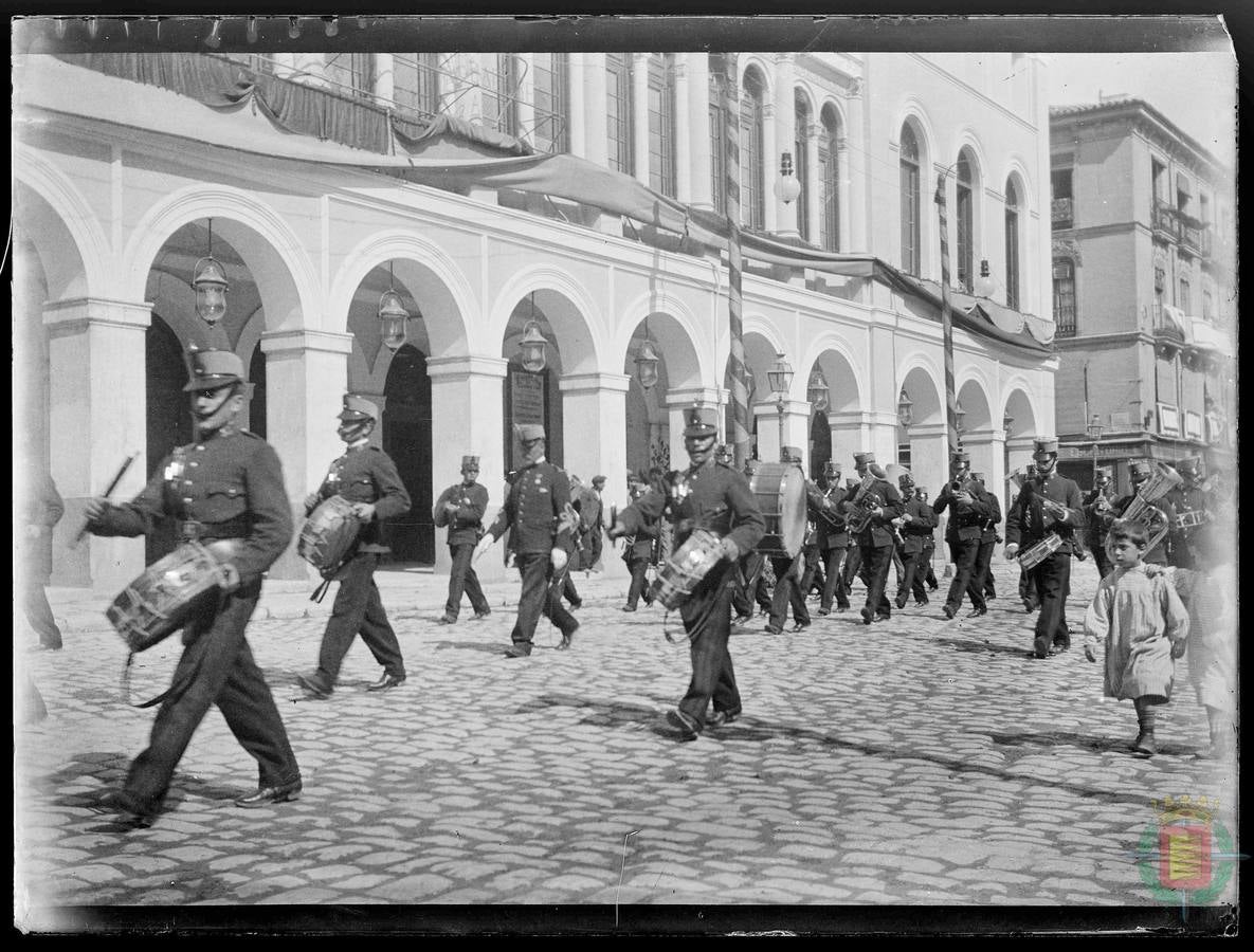 Desfile de soldados integrantes de una banda militar de música delante del Teatro.