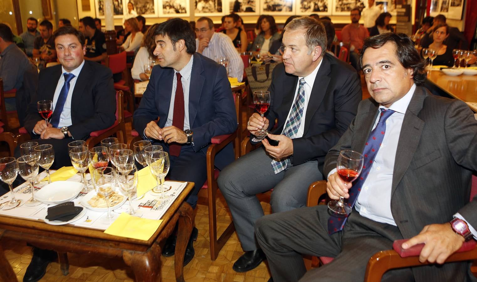 Manuel Amorim, de la empresa lusa Amorim; Jesús Gómez, director general de Producción Agropecuaria y Desarrollo Rural de la Junta; José Manuel Ruiz, jefe del servicio territorial de Agricultura de Soria; y Manuel Salgado, El Norte de Castilla.