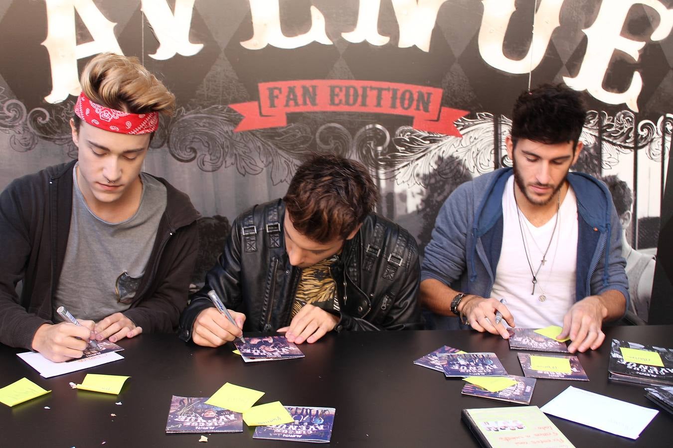 Multitudinaria firma de discos de Auryn en El Corte Inglés de Valladolid