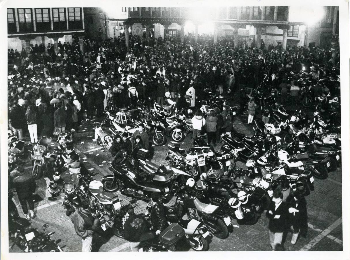 1993. Los moteros concentrados en la Plaza Mayor de Tordesillas.