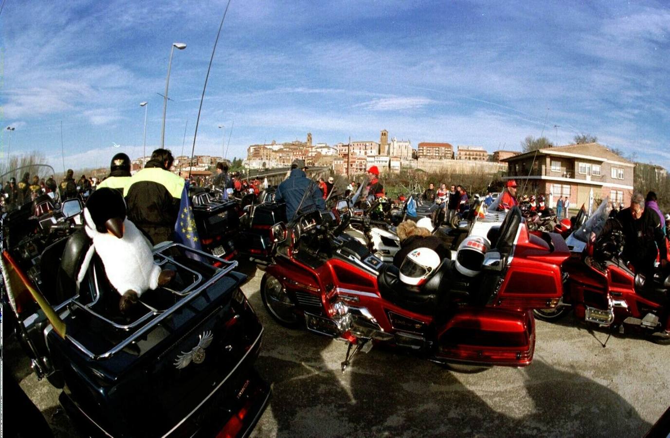 1998. Varios motoristas esperan en Tordesillas la salida hacia la excursión a tierras zamoranas.