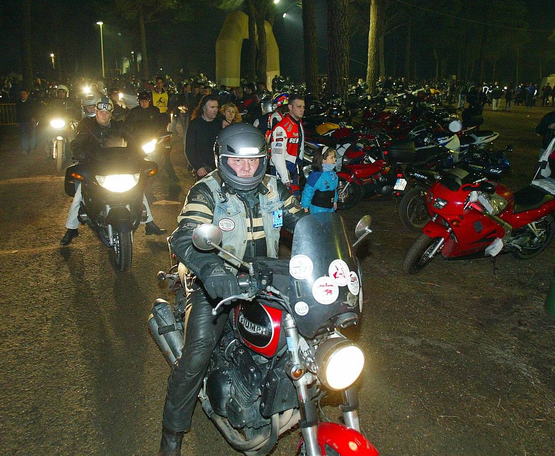 2004. Motoristas participantes en la concentración Pingüinos 2004 a su llegada al área del Pinarón de Boecillo.