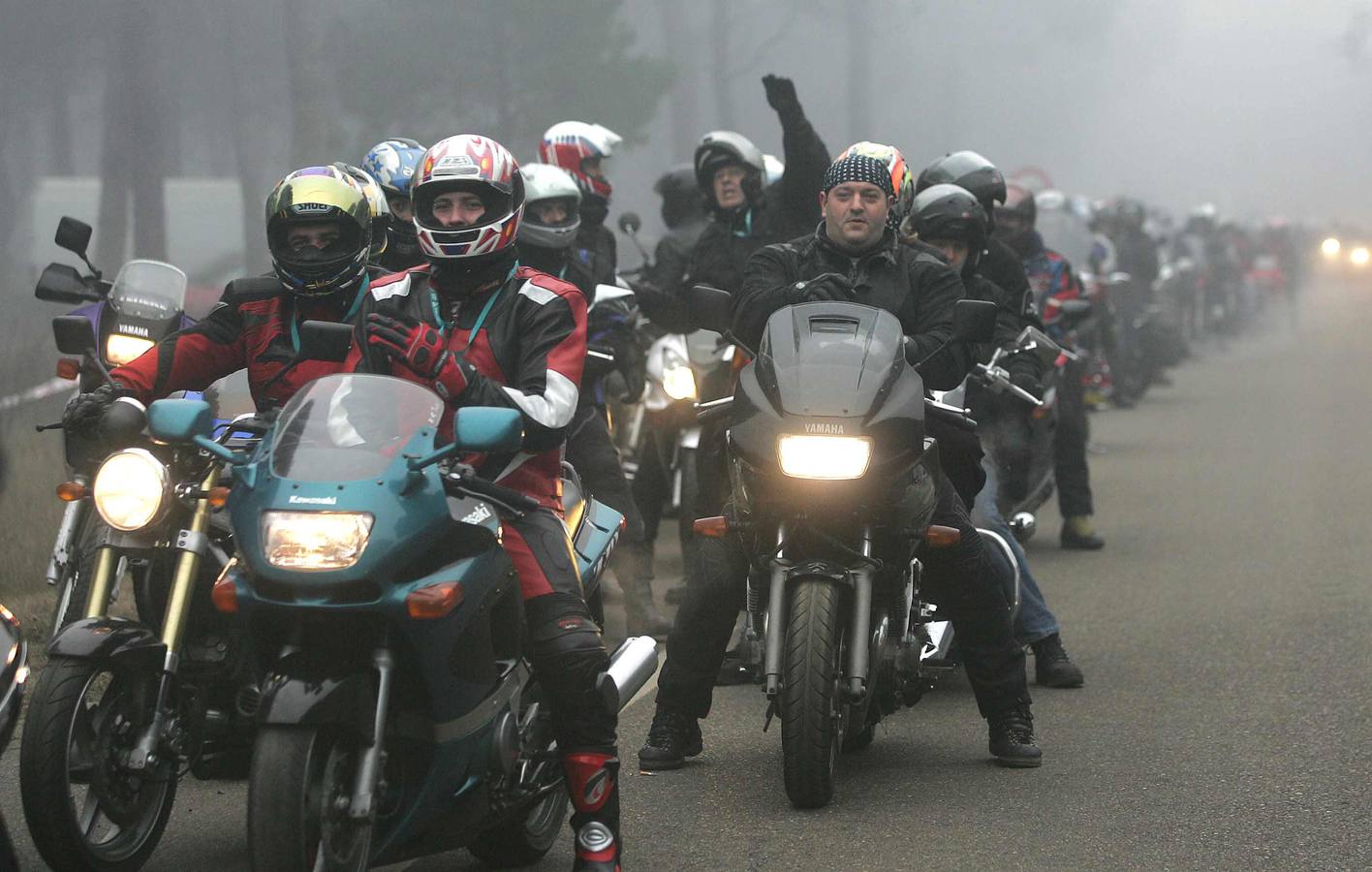 2005. Motoristas participantes en la concentración invernal de motos 'Pingüinos 2005' en Boecillo.