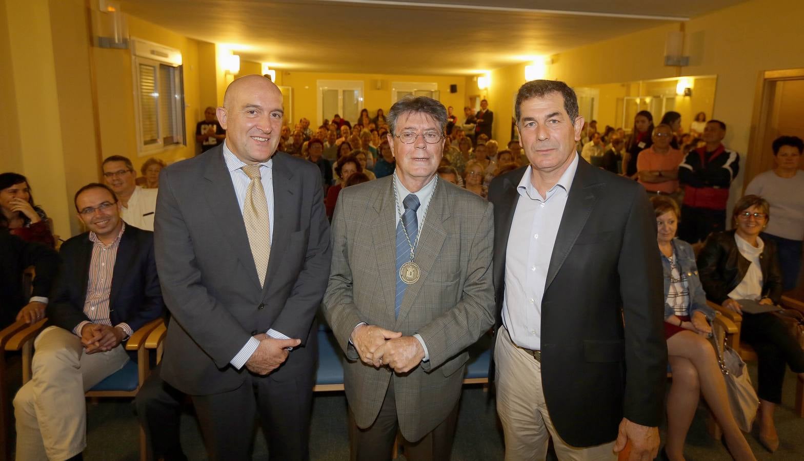 El catedrático Pedro Carasa posa con la medalla de Cabezón, entre el presidente de la Diputación y el alcalde.