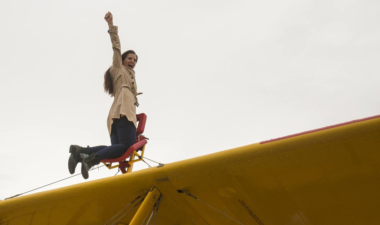 Ainhoa Sánchez baila sobre las alas de un avión en vuelo