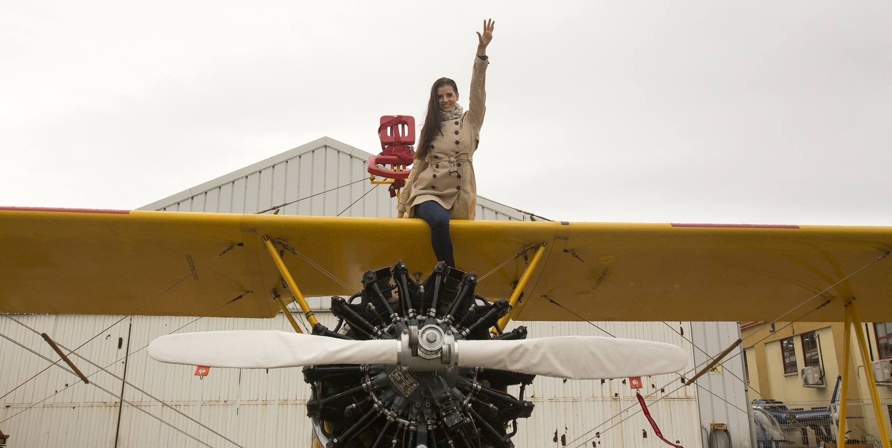 Ainhoa Sánchez baila sobre las alas de un avión en vuelo