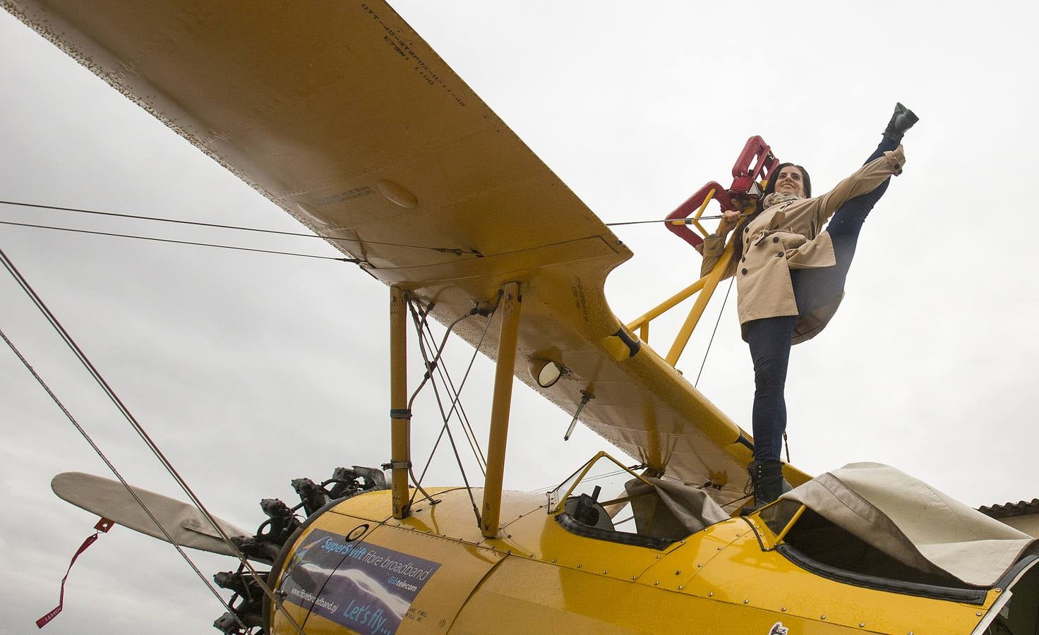 Ainhoa Sánchez baila sobre las alas de un avión en vuelo