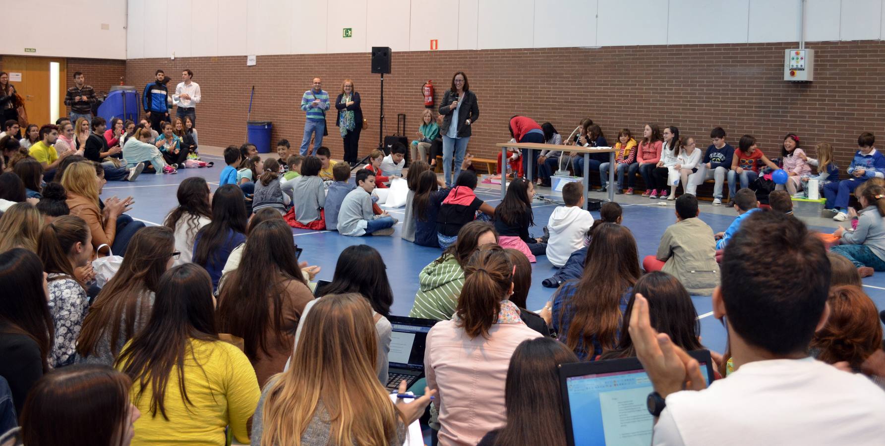 Alumnos del Alonso Cortés imparten una clase de Ciencias a estudiantes de la Facultad de Educación