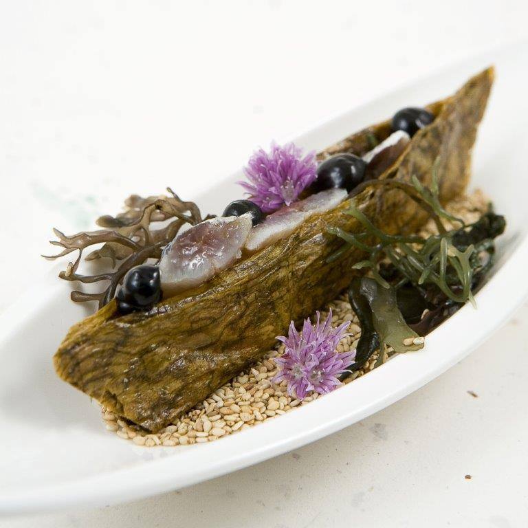 Ceviche de sardinas, alga kombu y ajo negro. <strong>Participante.</strong> Villa Paramesa Tapas (Valladolid). <strong>Dónde probarlo:</strong> Villa Paramesa Tapas (Calixto Fernández de la Torre, 5).