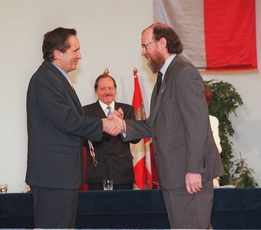 23.04.1999 Juan José Lucas entrega el Premio Castilla y León de las Ciencias Sociales y Humanidades a Joaquín Díaz en el Monasterio de Prado en el Día de la Comunidad.