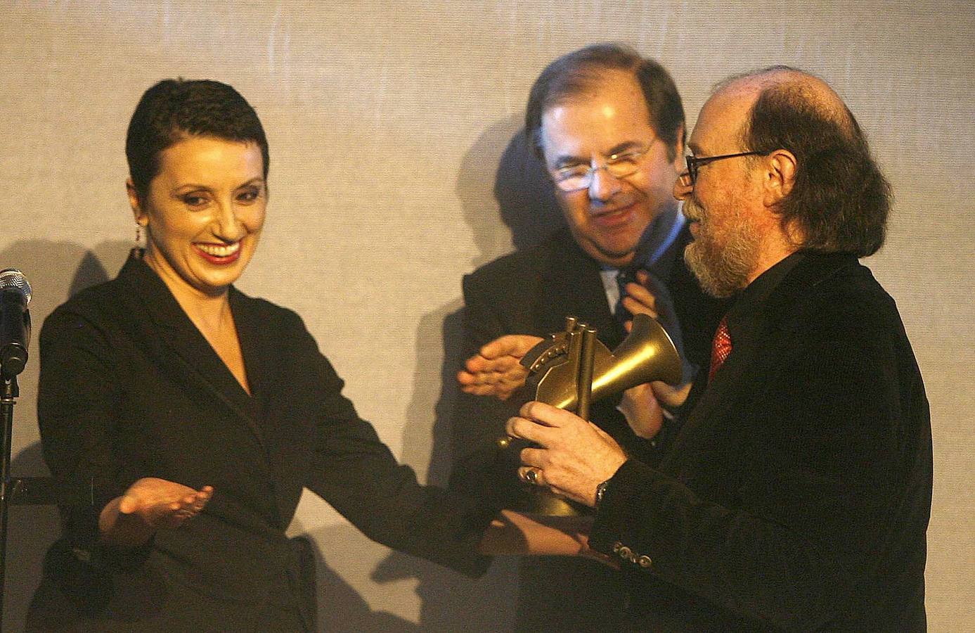 04.04.2008 Luz Casal entrega a Joaquín Díaz el Premio a toda una vida, en presencia de Juan Vicente Herrera, durante la XII edición de los Premios de la Música celebrada hoy en el Centro Cultural Miguel Delibes de Valladolid.