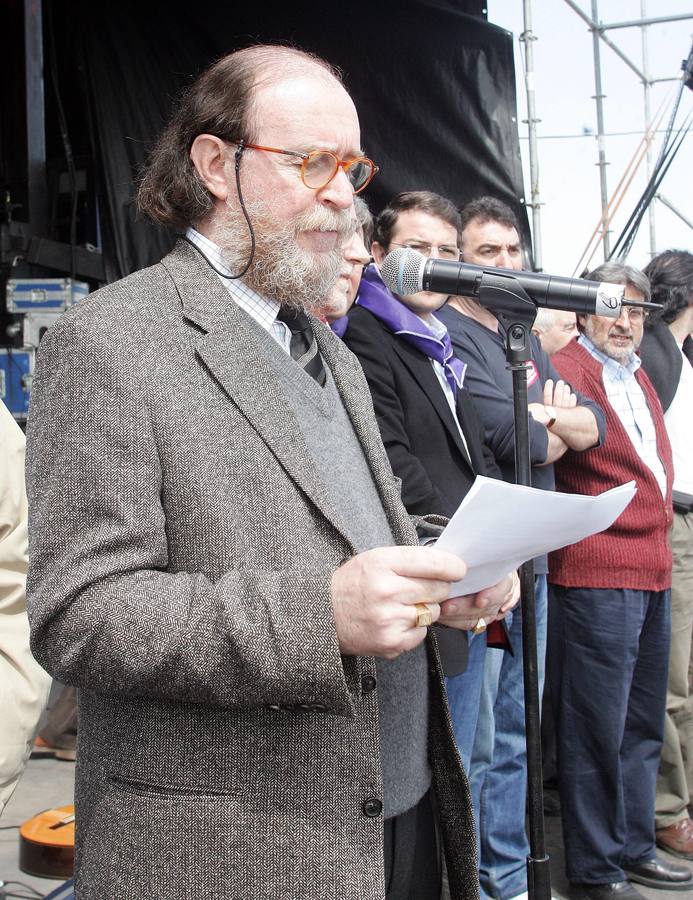 23.04.2006 Joaquín Díaz lee el Manifiesto de Villalar durante la conmemoración del Día de la Comunidad en la campa de Villalar.