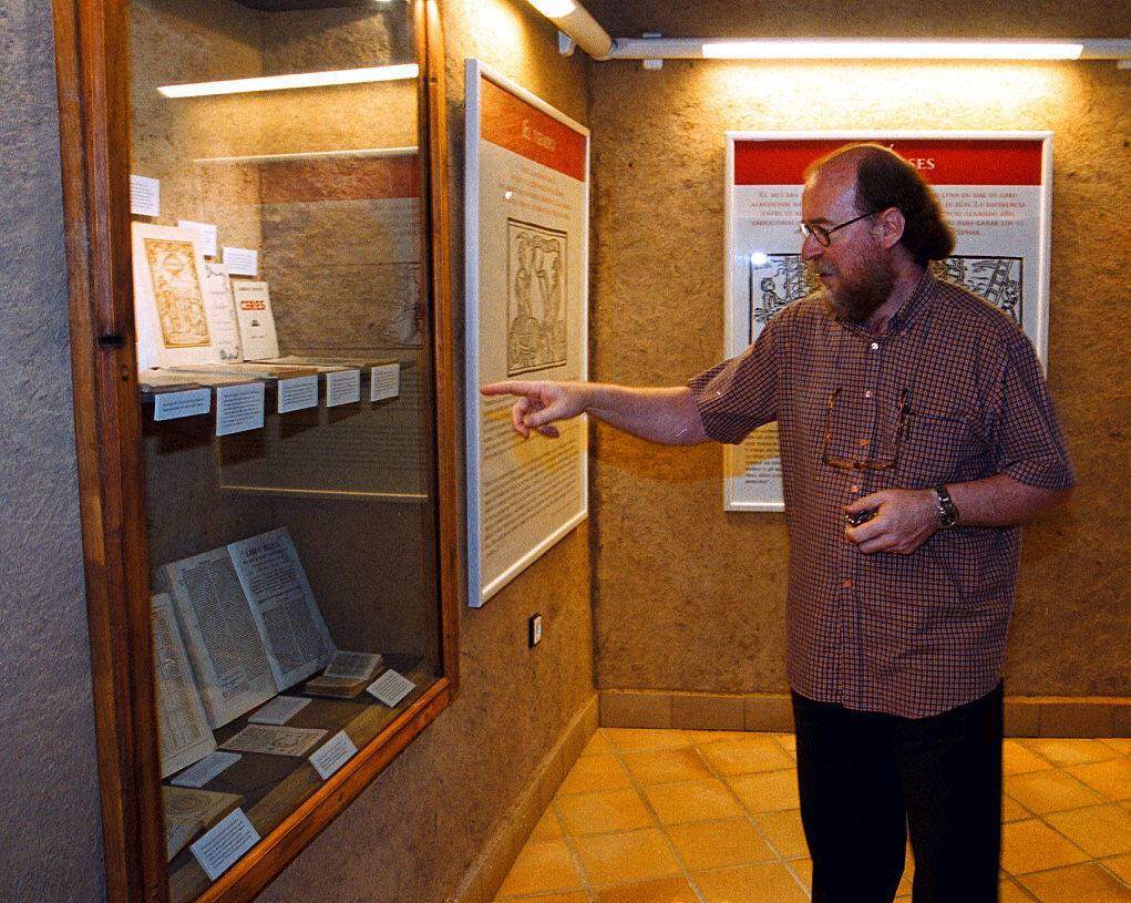 30.07.2002 Joaquín Díaz oberva algunos almanaques pertenecientes a la exposición 'El tiempo es oro' que se muestra en la Fundación Joaquín Díaz en Urueña.