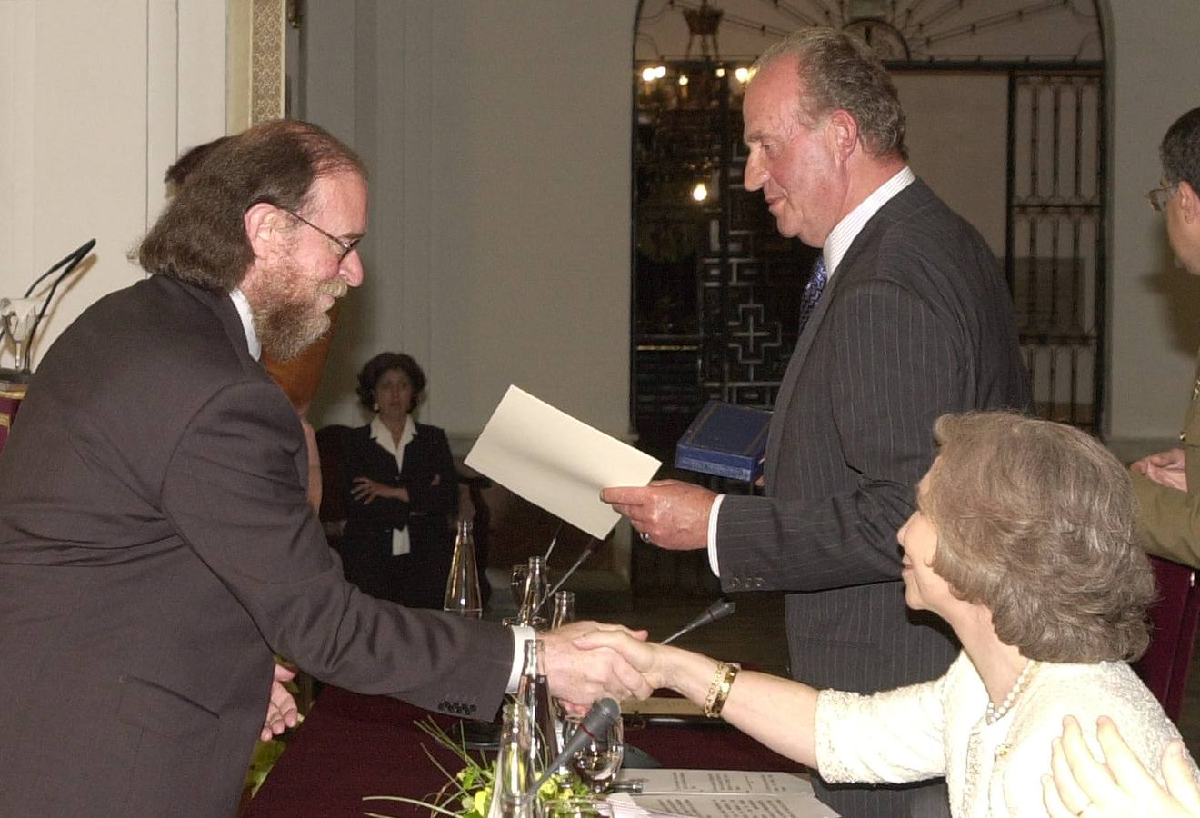 10.06.2002 El Rey Juan Carlos I entrega la Medalla de Oro de Bellas Artes a Joaquín Díaz en el convento de San Francisco de Cádiz.